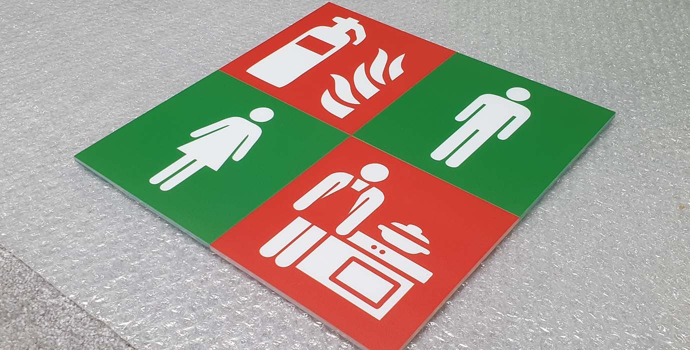 synectique - plaques - impression - batiment - renovation - information - sortie